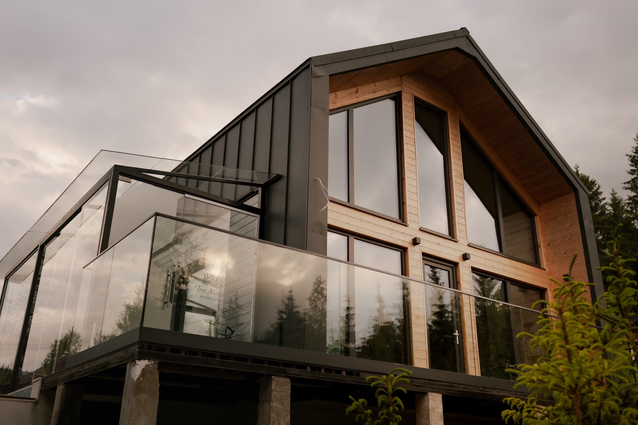 A contemporary chalet integrated into the mountain landscape